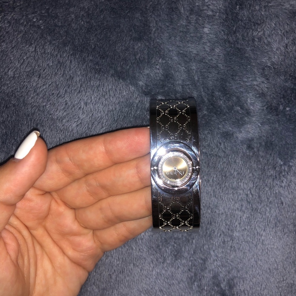 Cucci Twirl Watch. Silver. Size OS